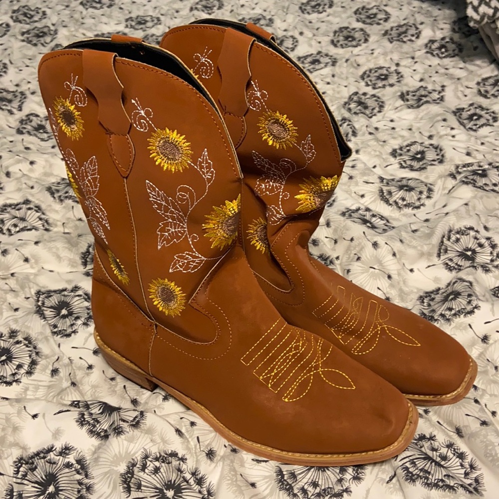 Brown Cowboy boots with Sunflower detail